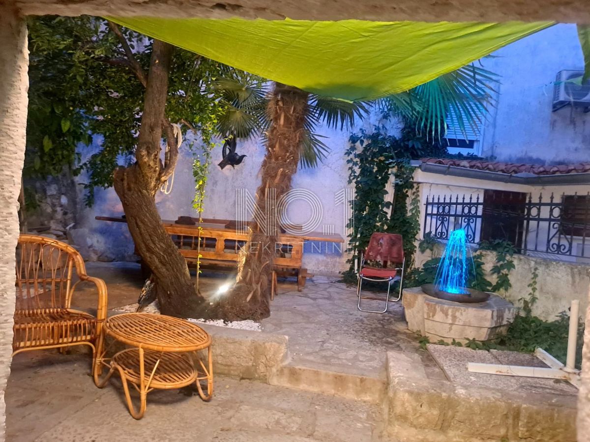 Krk - prodamo kamnito hišo, 25 m od morja