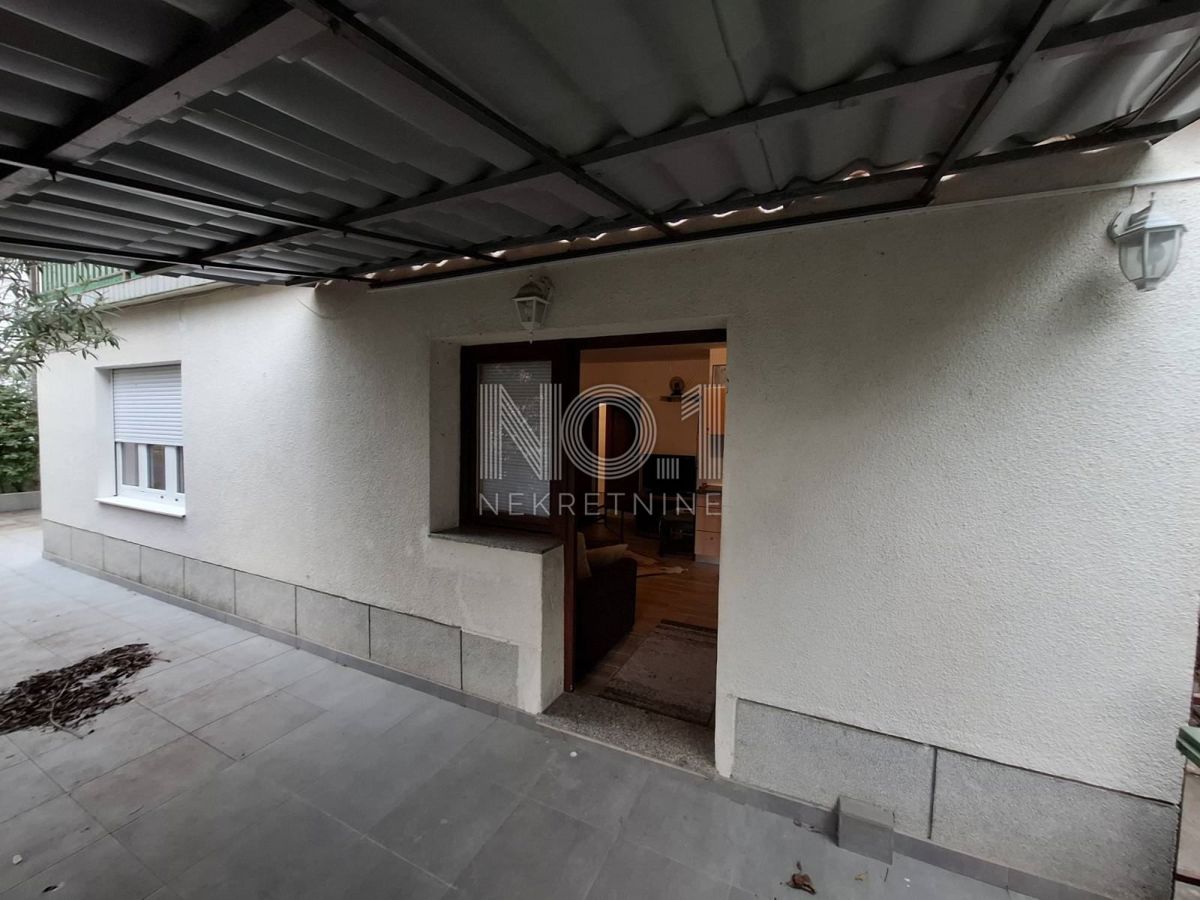 Crikvenica - etaža hiše s 3 apartmaji