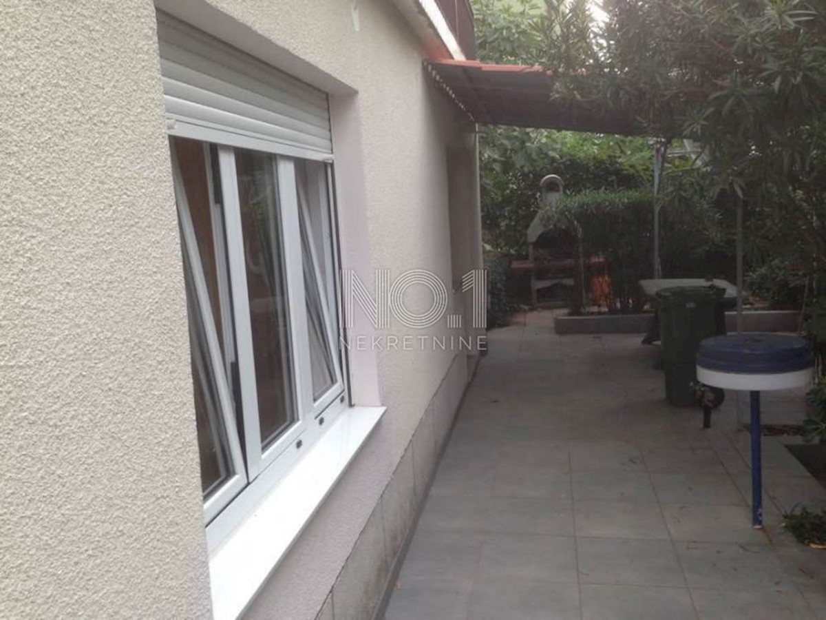 Crikvenica - etaža hiše s 3 apartmaji