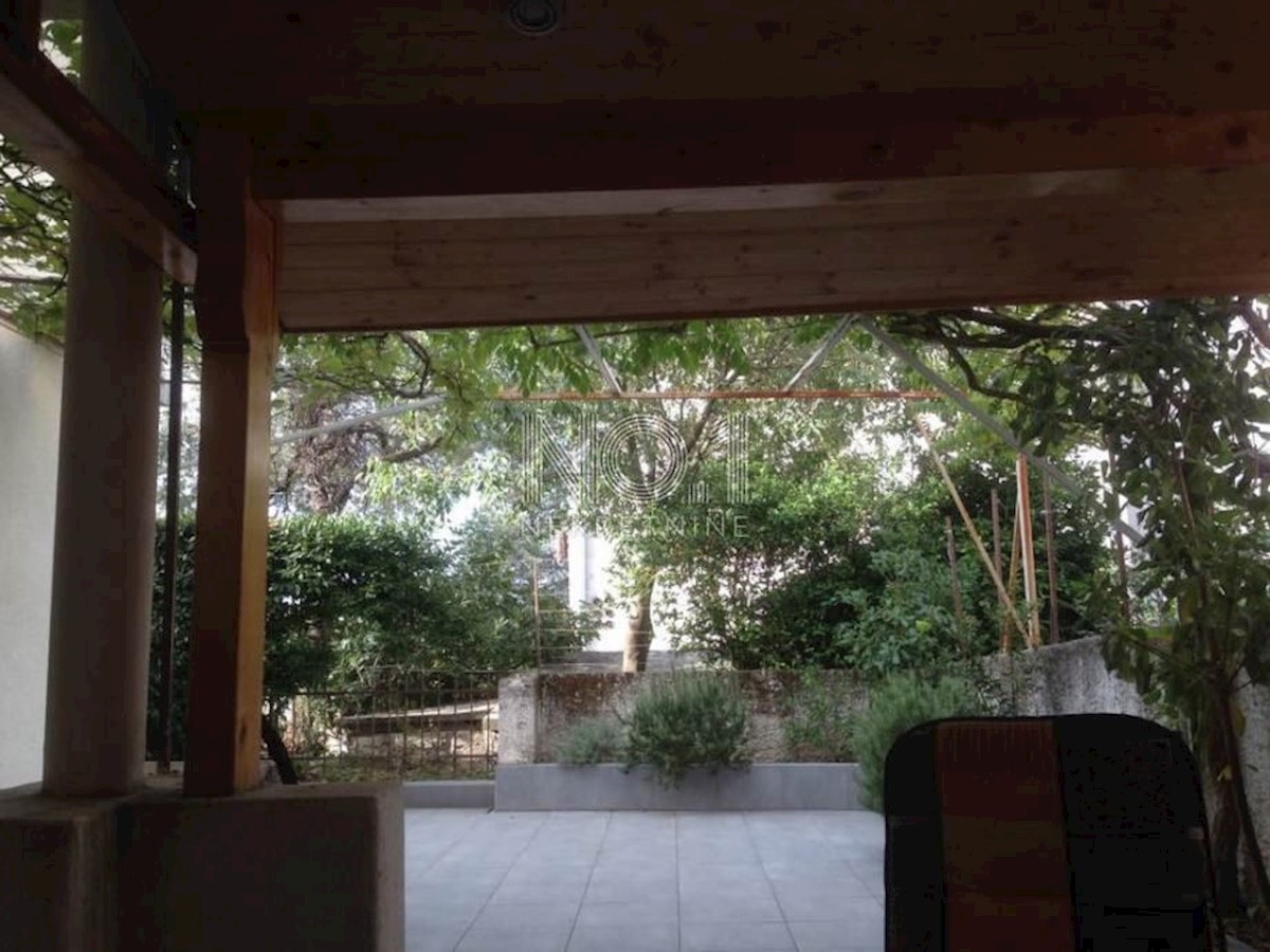 Crikvenica - etaža hiše s 3 apartmaji