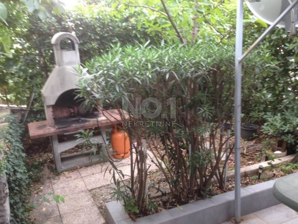 Crikvenica - etaža hiše s 3 apartmaji