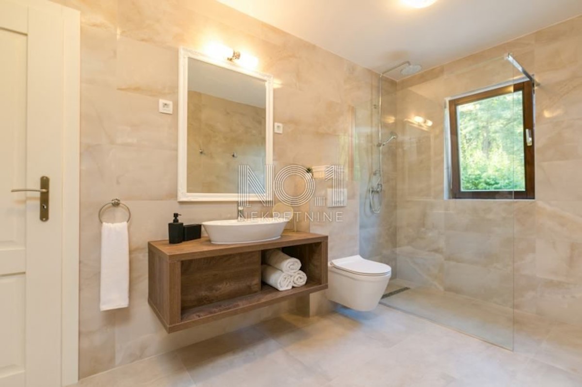 Poreč - čudovita vila s 3 apartmaji in bazenom