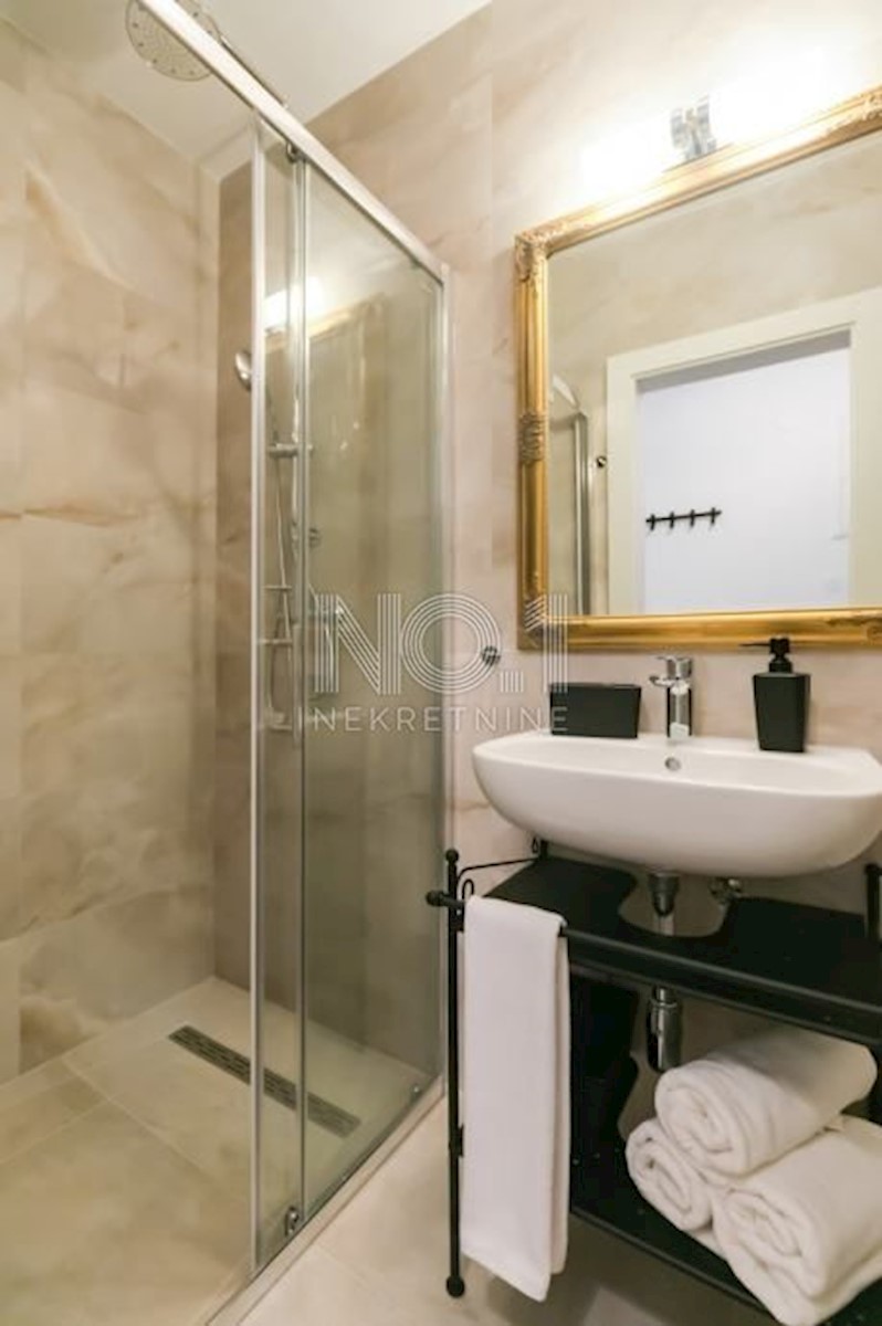Poreč - čudovita vila s 3 apartmaji in bazenom