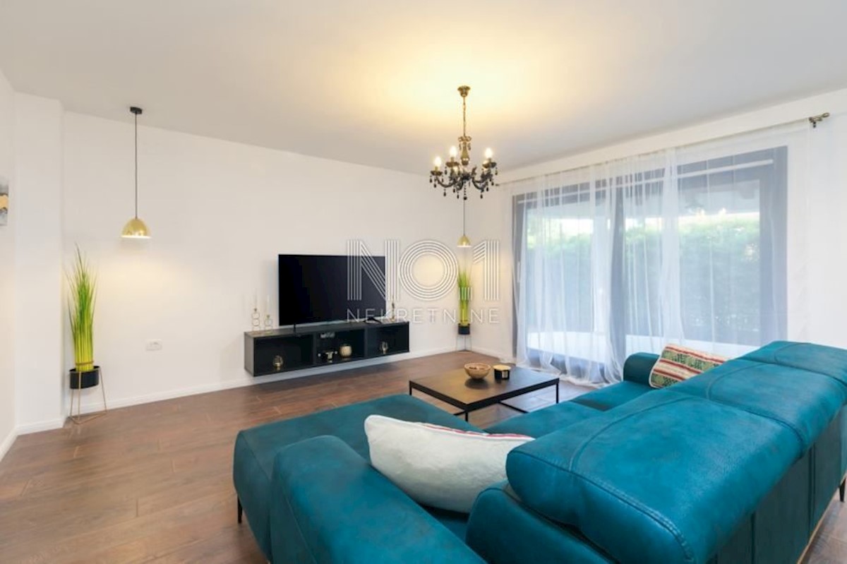 Poreč - čudovita vila s 3 apartmaji in bazenom