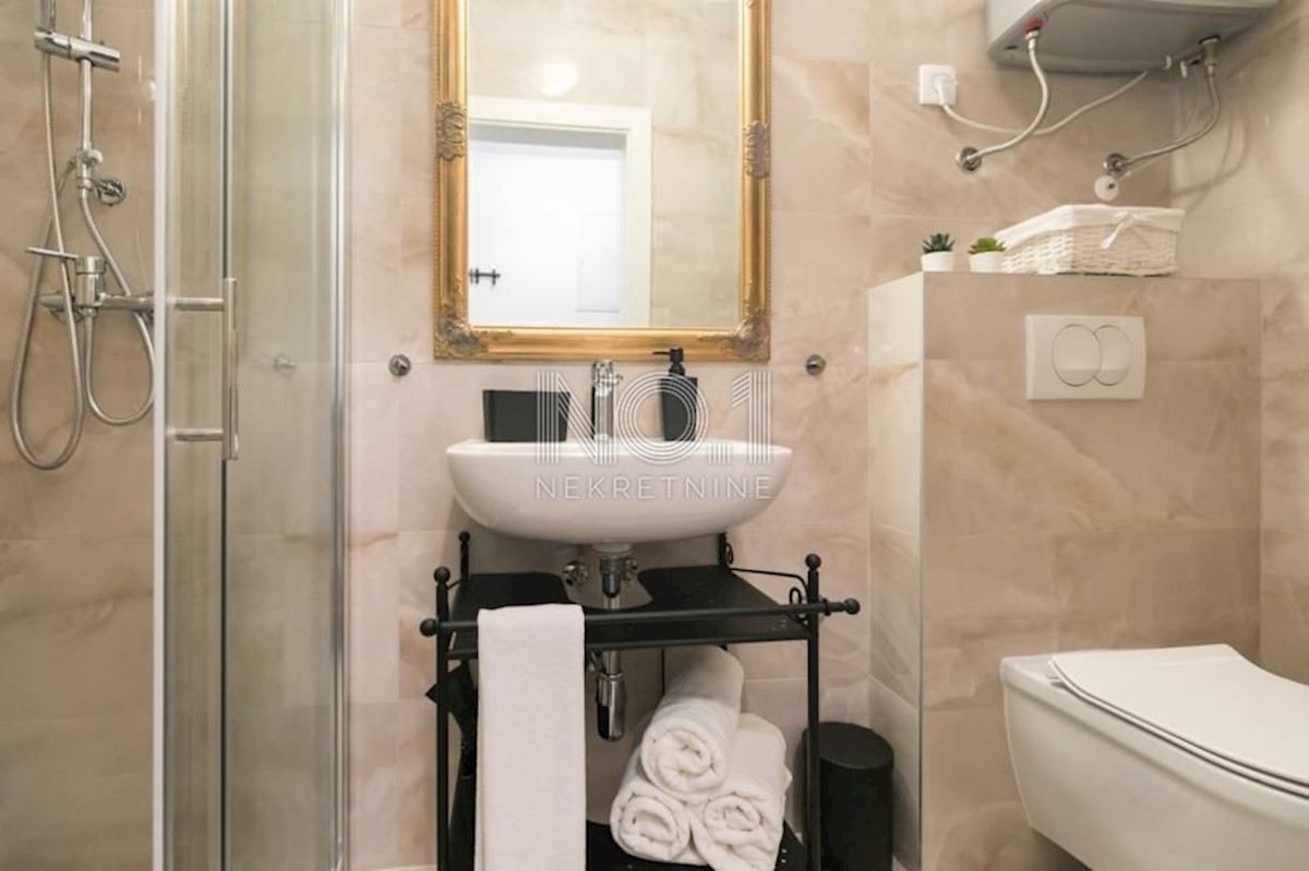 Poreč - čudovita vila s 3 apartmaji in bazenom