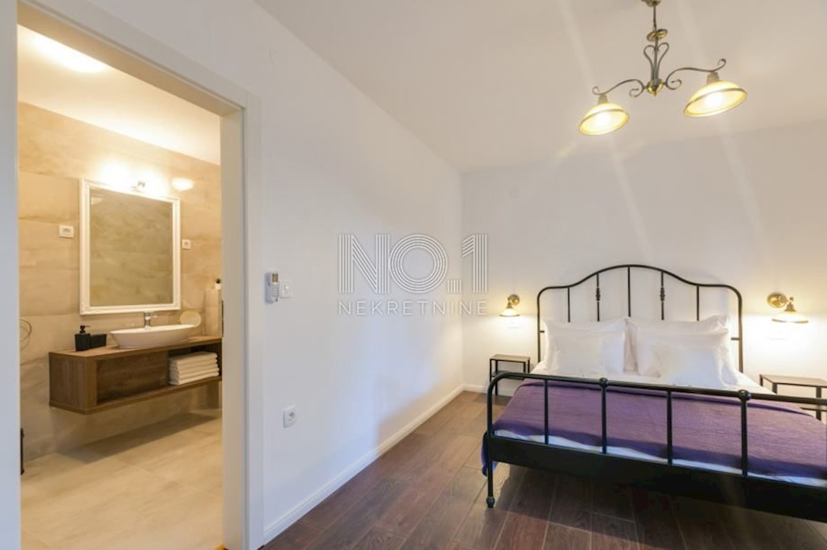 Poreč - čudovita vila s 3 apartmaji in bazenom