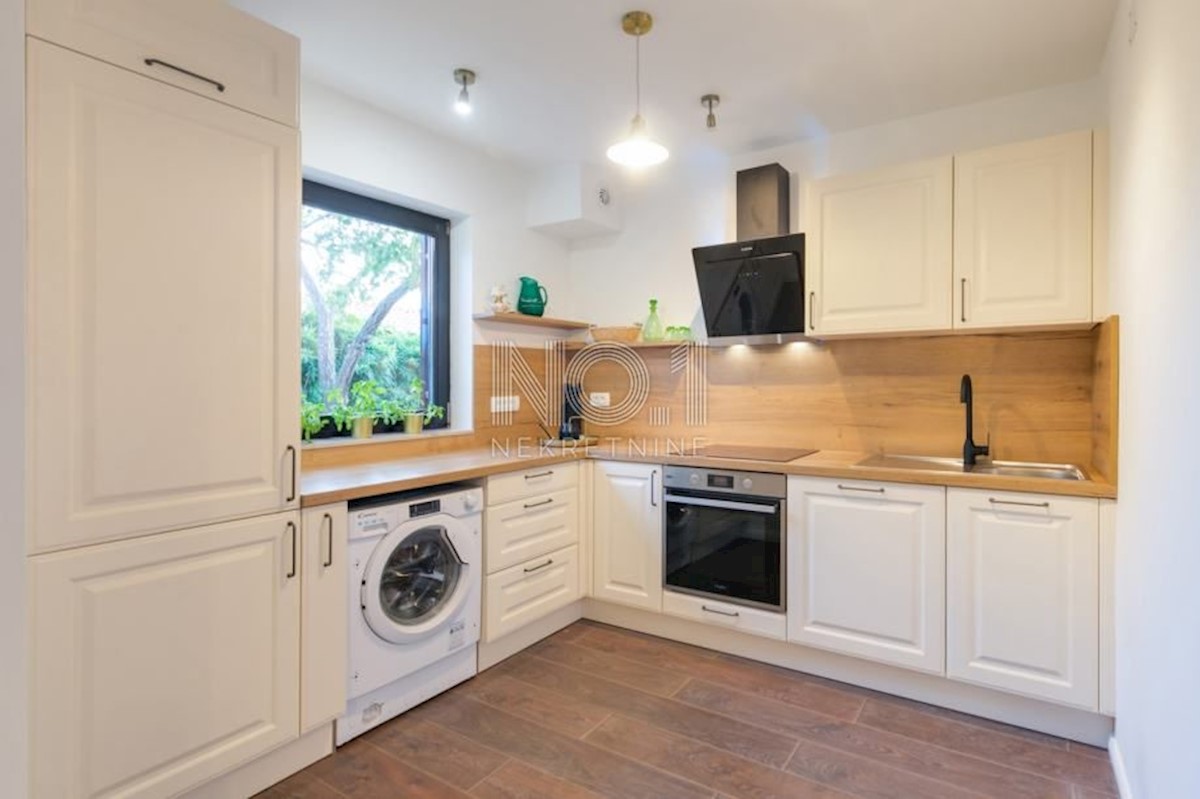 Poreč - čudovita vila s 3 apartmaji in bazenom