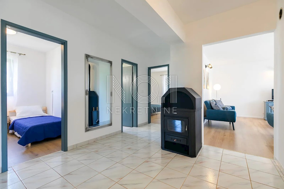 Poreč - čudovita vila s 3 apartmaji in bazenom