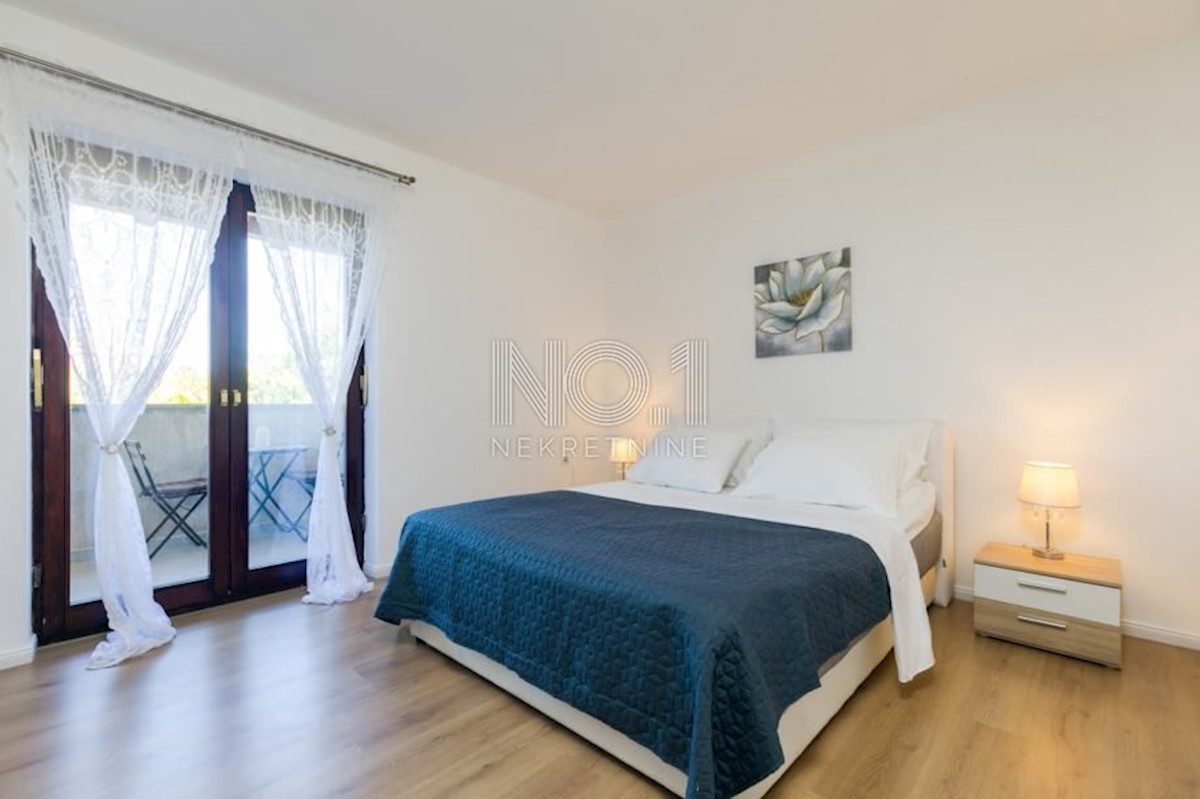 Poreč - čudovita vila s 3 apartmaji in bazenom