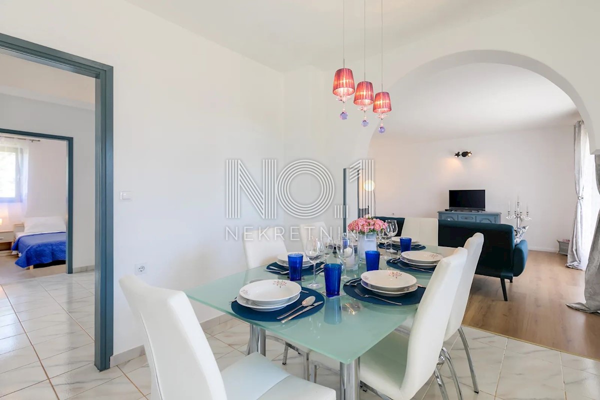 Poreč - čudovita vila s 3 apartmaji in bazenom