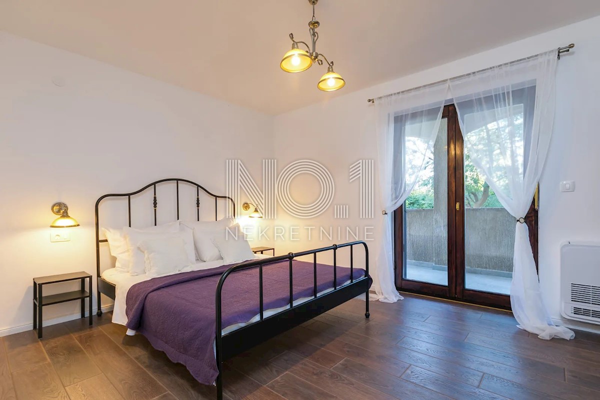 Poreč - čudovita vila s 3 apartmaji in bazenom