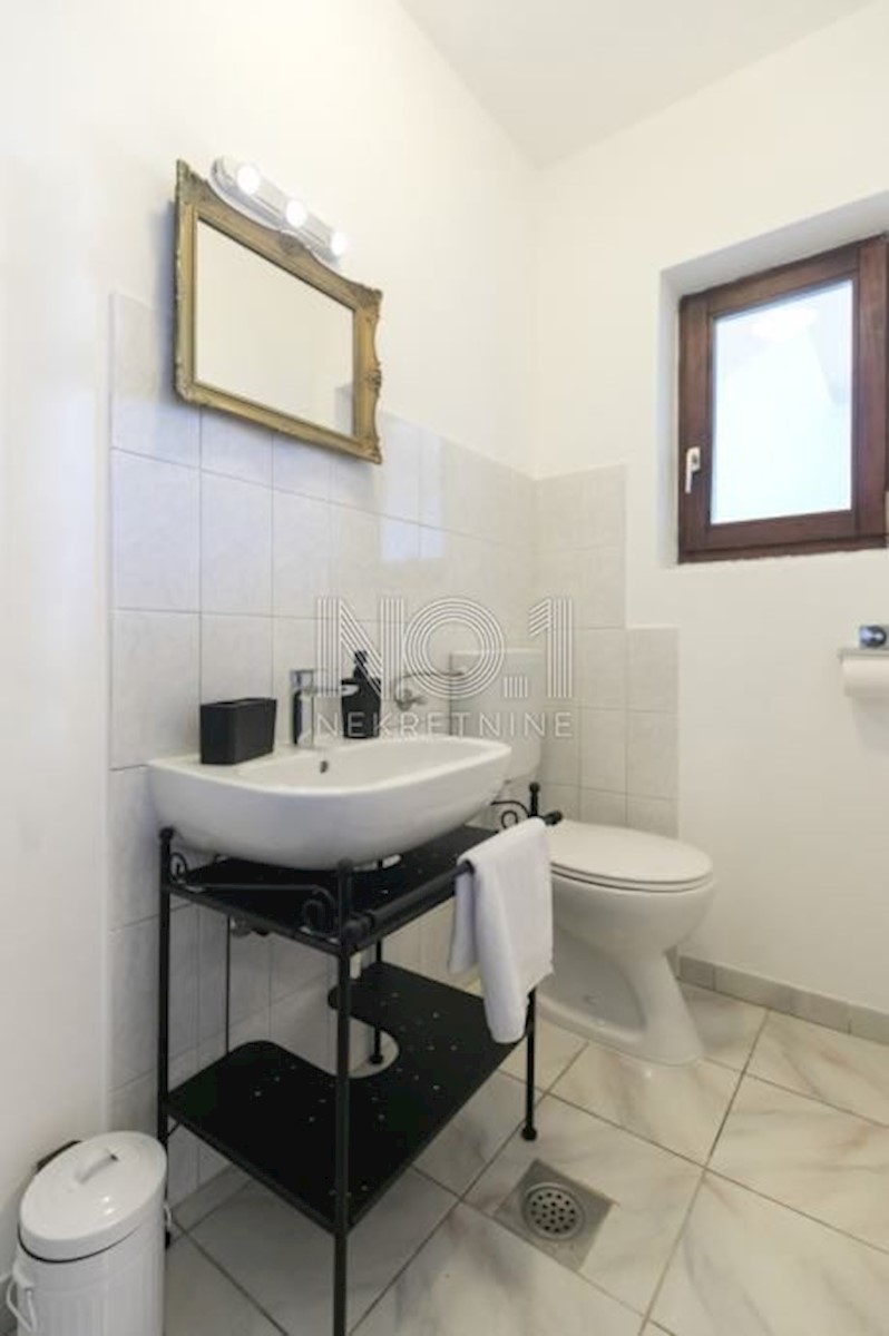 Poreč - čudovita vila s 3 apartmaji in bazenom