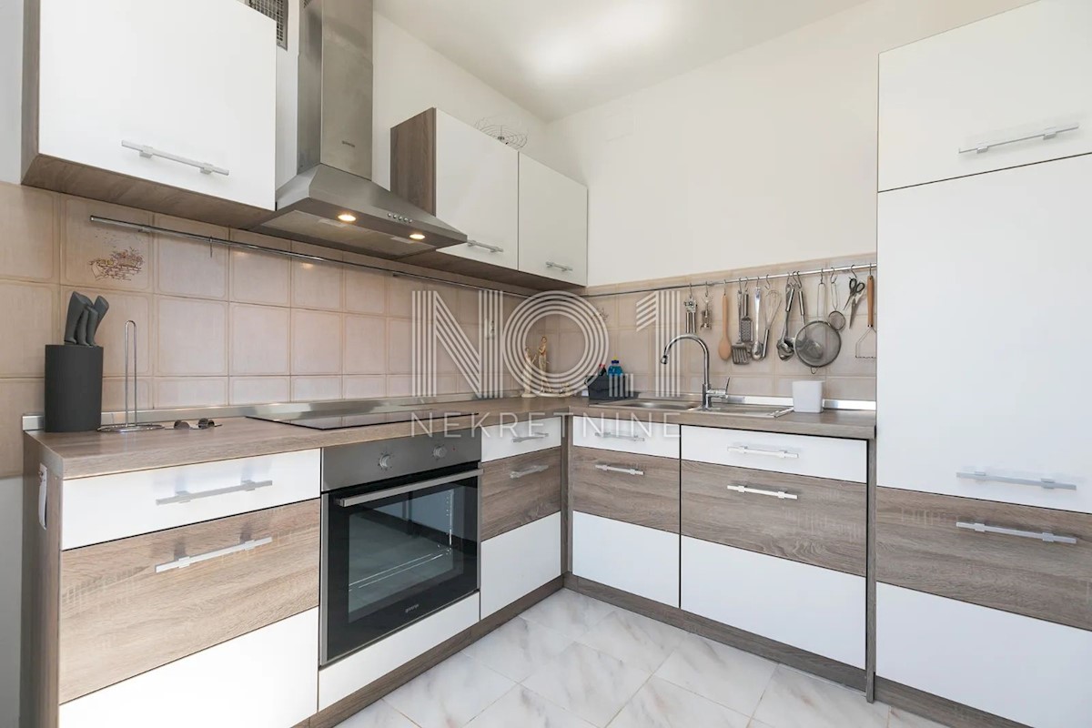 Poreč - čudovita vila s 3 apartmaji in bazenom