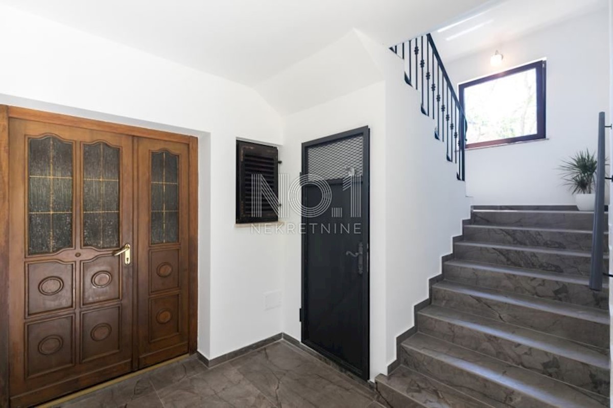 Poreč - čudovita vila s 3 apartmaji in bazenom