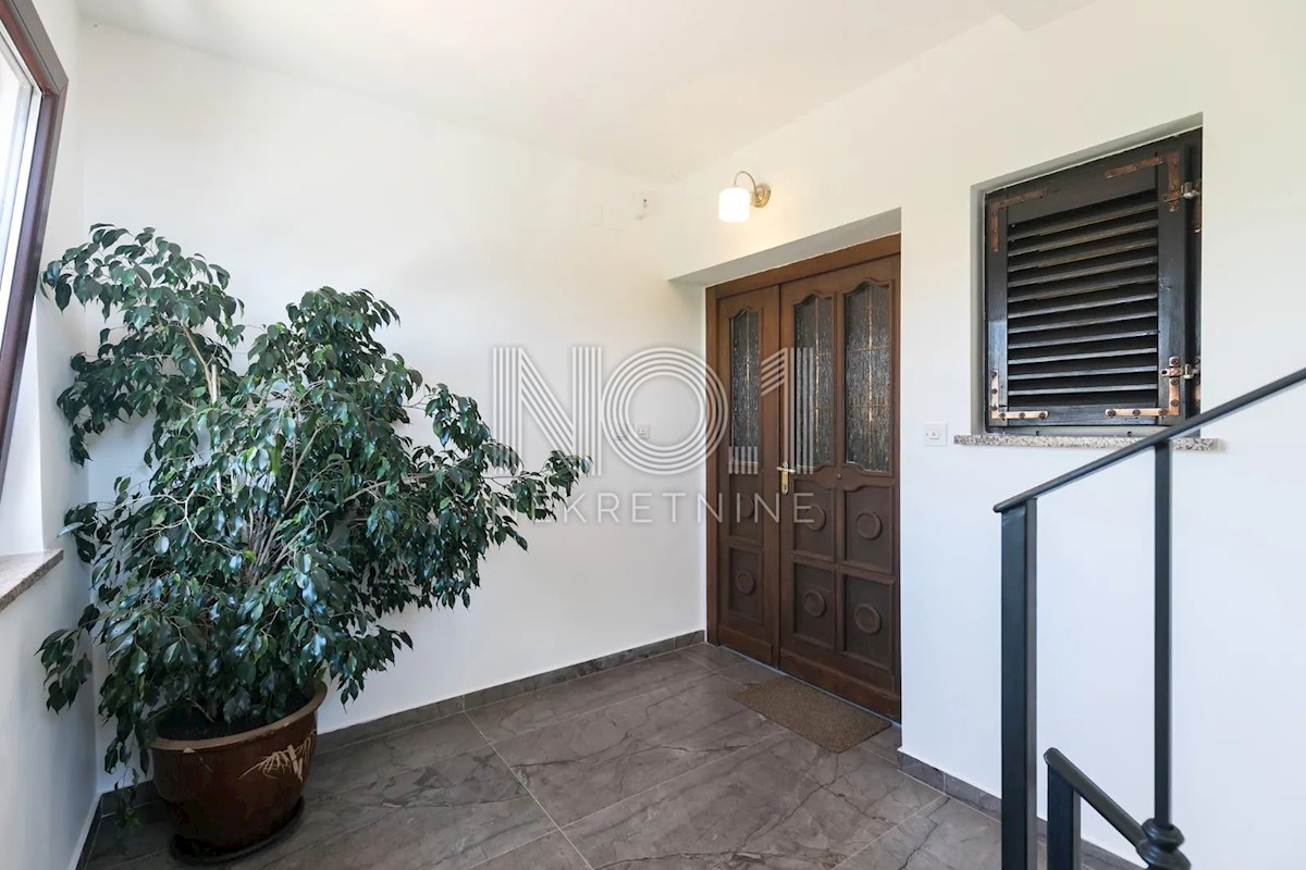 Poreč - čudovita vila s 3 apartmaji in bazenom