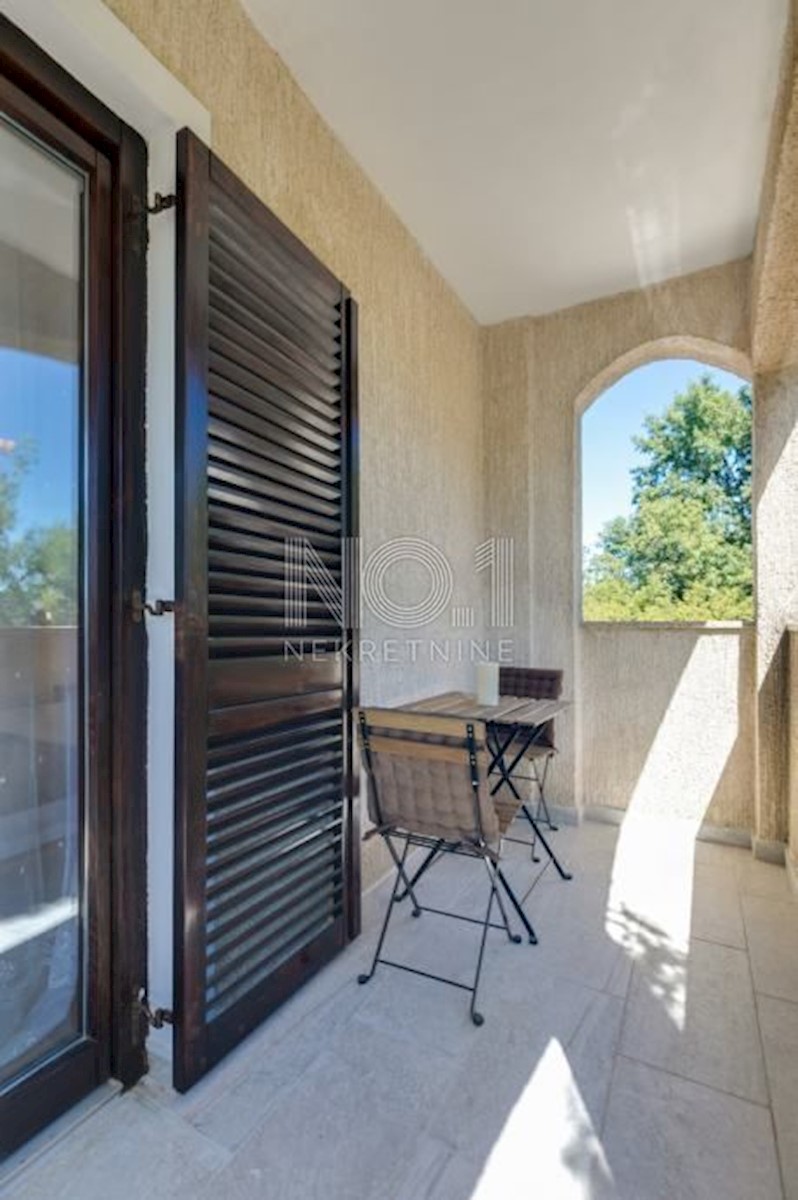 Poreč - čudovita vila s 3 apartmaji in bazenom