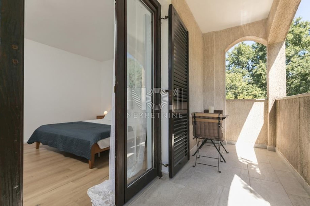 Poreč - čudovita vila s 3 apartmaji in bazenom