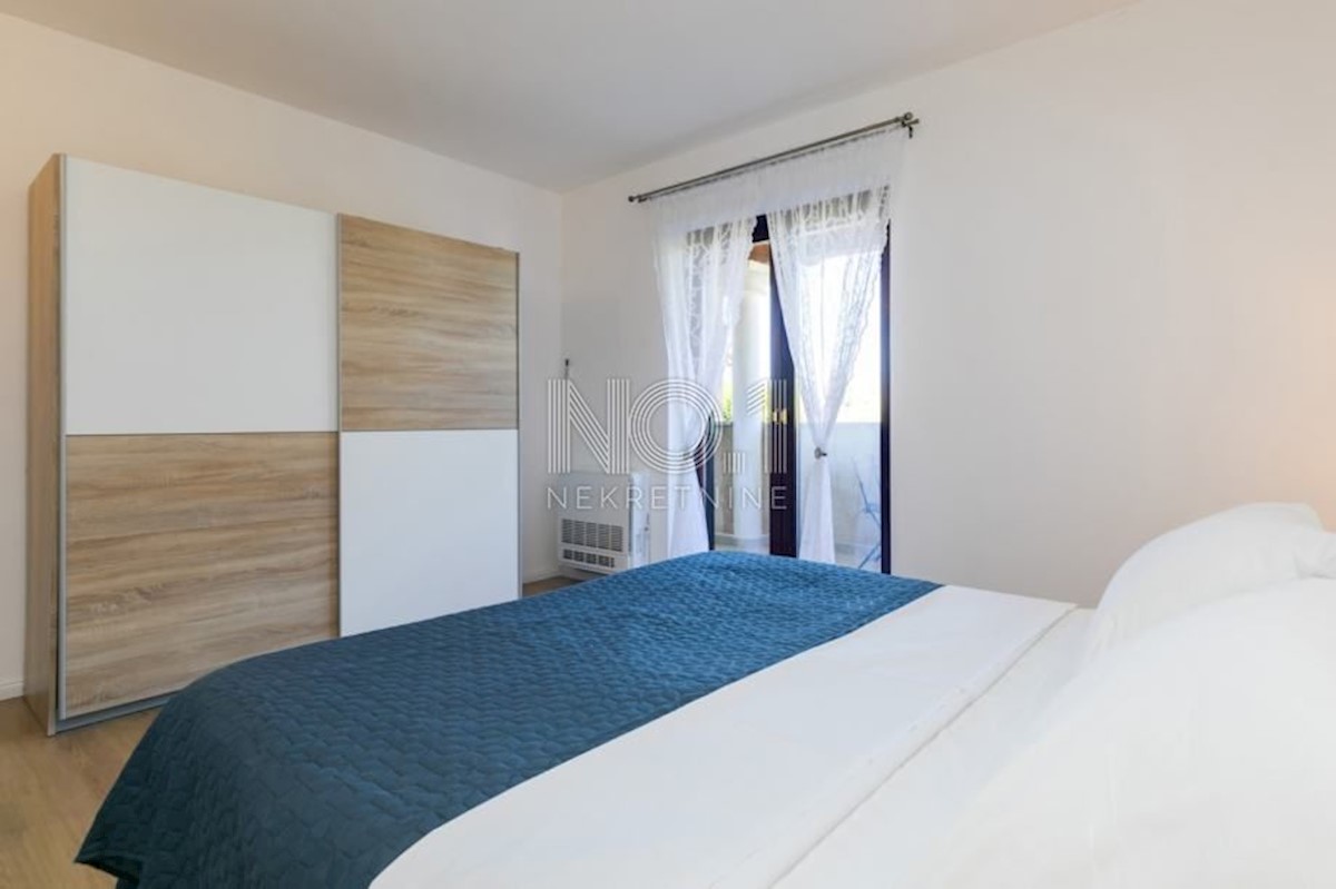 Poreč - čudovita vila s 3 apartmaji in bazenom