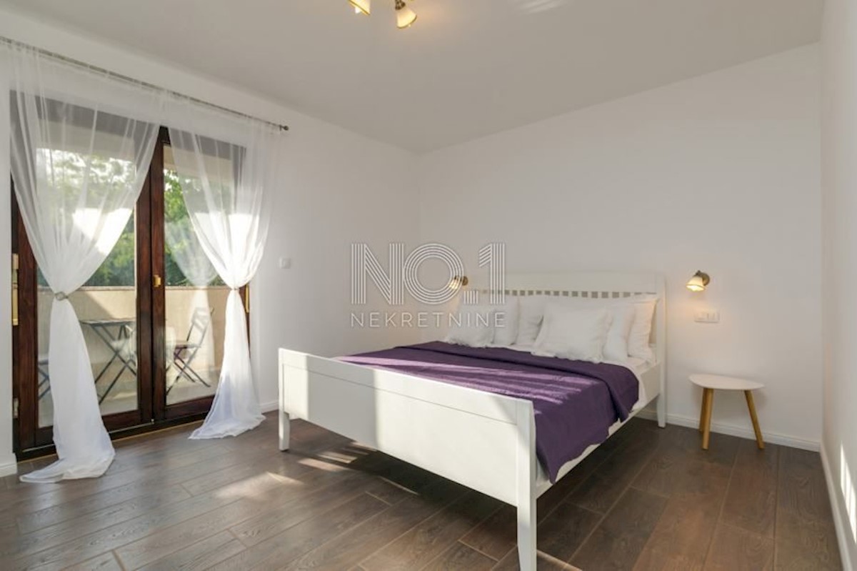 Poreč - čudovita vila s 3 apartmaji in bazenom