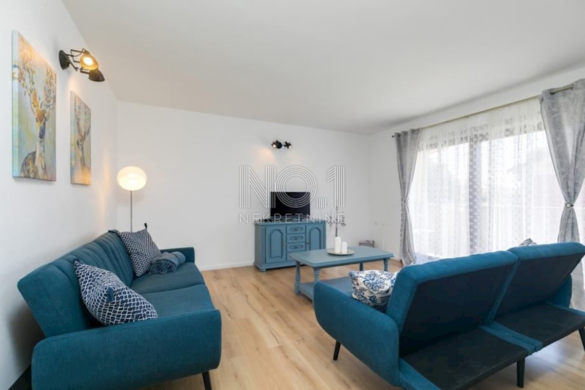 Poreč - čudovita vila s 3 apartmaji in bazenom