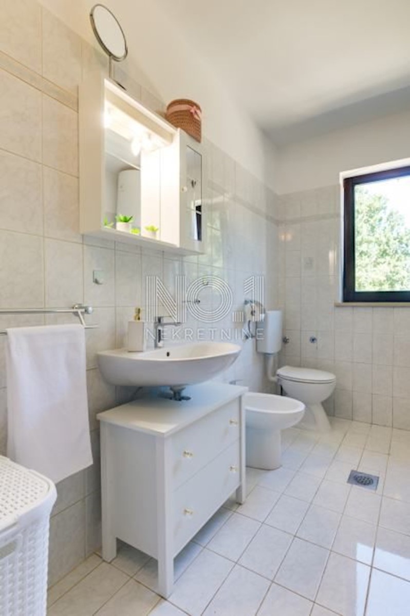 Poreč - čudovita vila s 3 apartmaji in bazenom