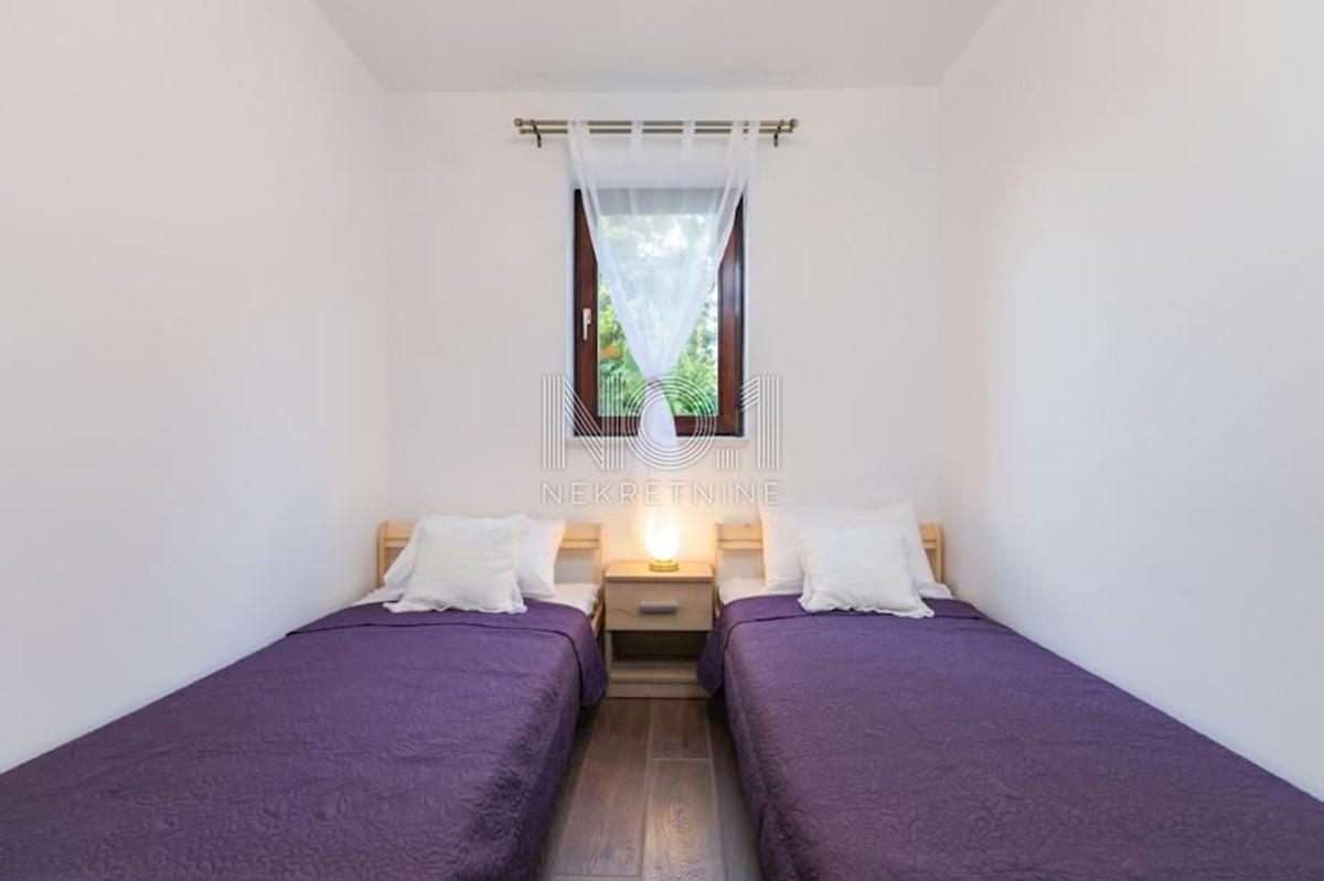 Poreč - čudovita vila s 3 apartmaji in bazenom