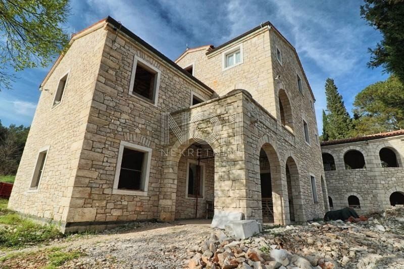 Rovinj - kamnita vila v Rohbau fazi