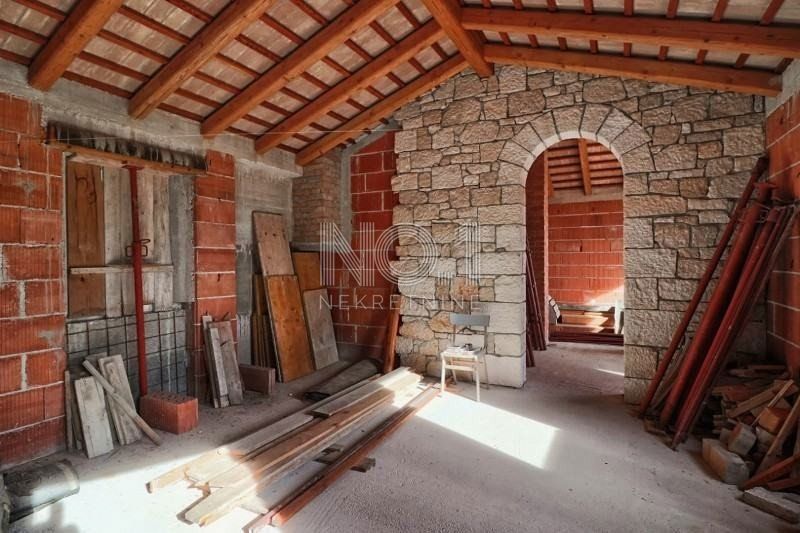 Rovinj - kamnita vila v Rohbau fazi