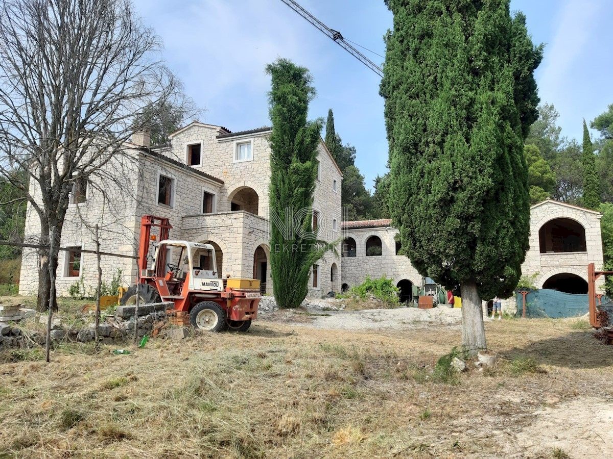 Rovinj - kamnita vila v Rohbau fazi