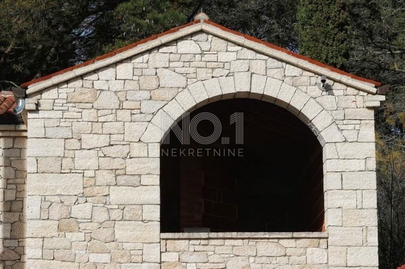 Rovinj - kamnita vila v Rohbau fazi