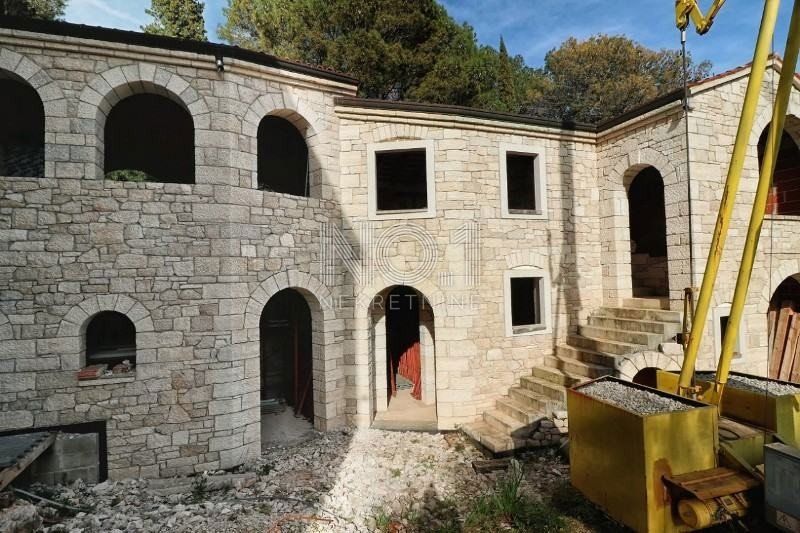 Rovinj - kamnita vila v Rohbau fazi