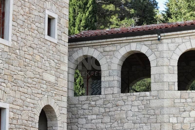 Rovinj - kamnita vila v Rohbau fazi