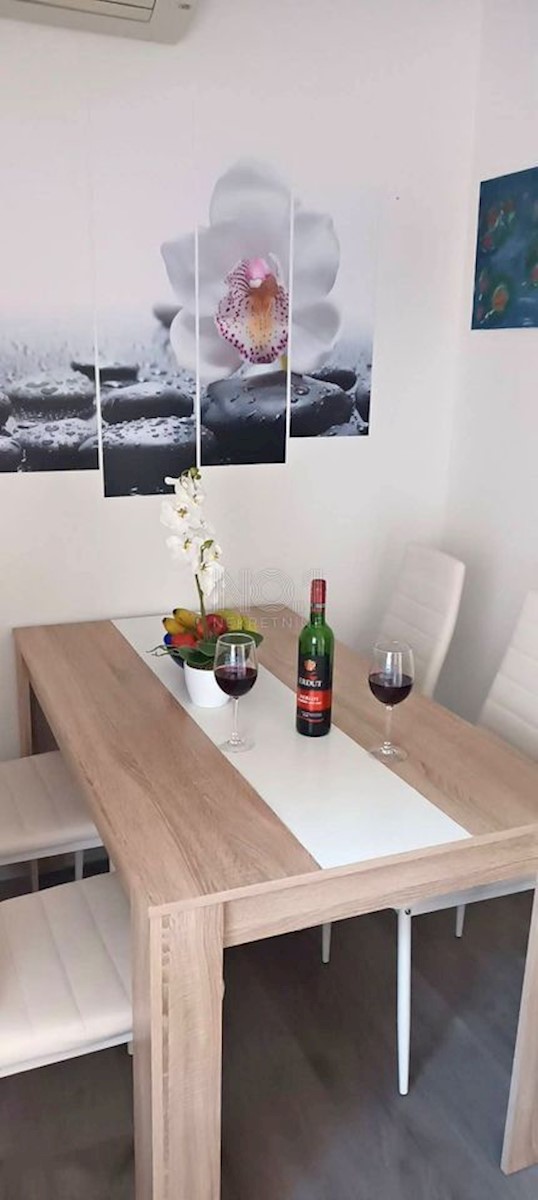 Novi Vinodolski - hiša s 3 stanai in uveljavljenim turističnim najemom