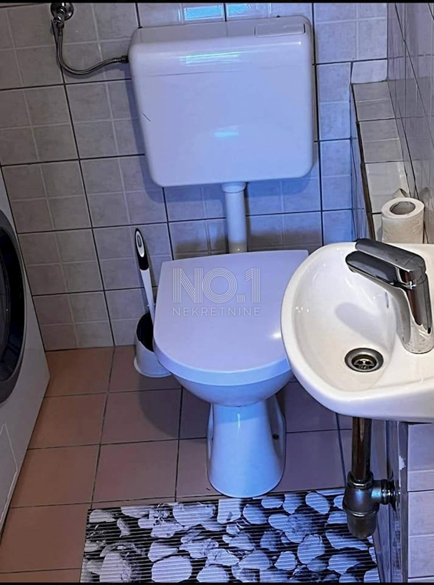 Novi Vinodolski - hiša s 3 stanai in uveljavljenim turističnim najemom