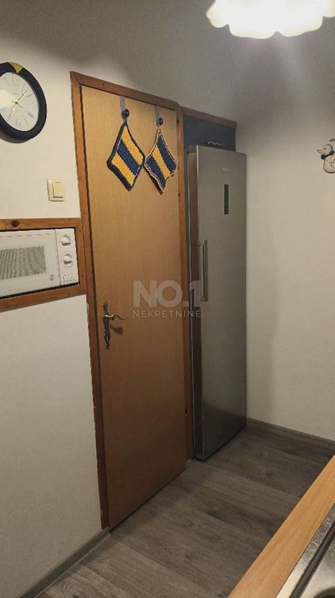 Novi Vinodolski - hiša s 3 stanai in uveljavljenim turističnim najemom