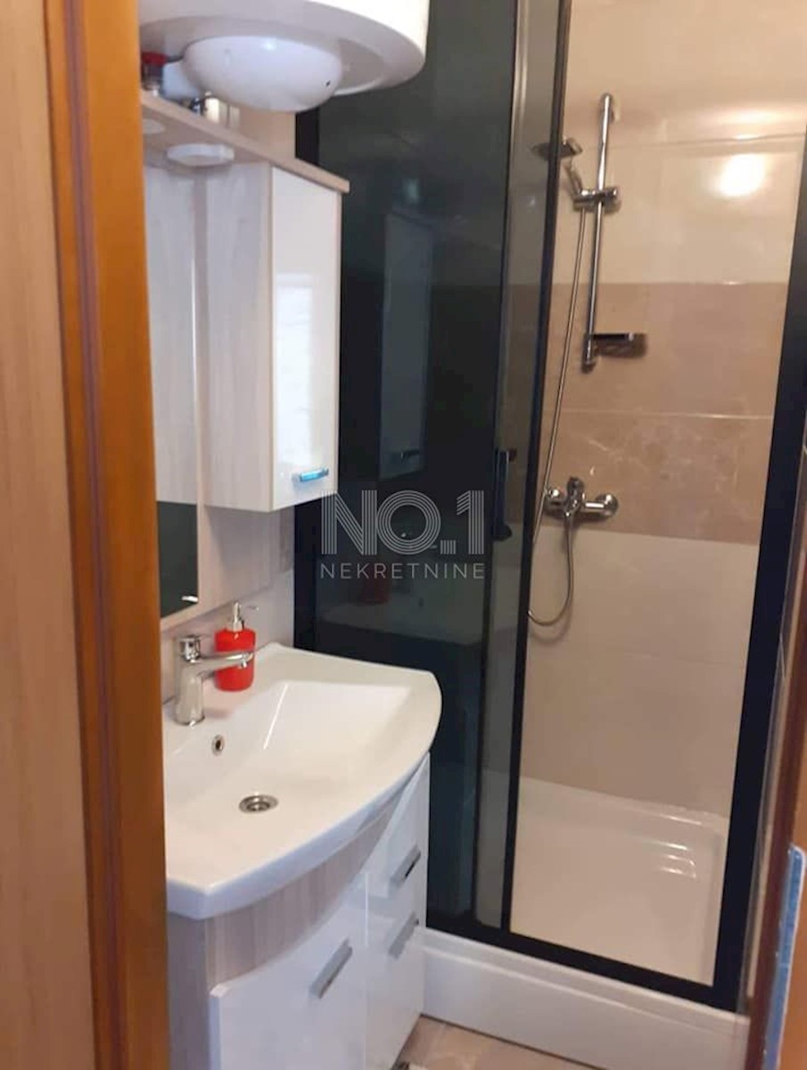 Novi Vinodolski - hiša s 3 stanai in uveljavljenim turističnim najemom