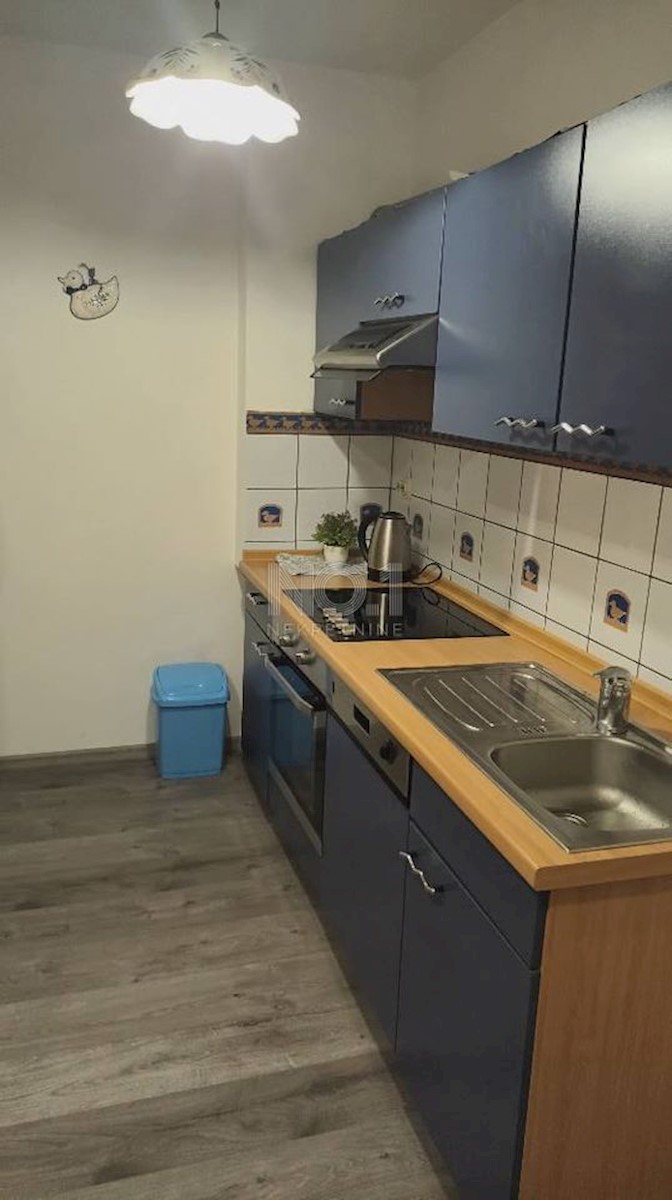 Novi Vinodolski - hiša s 3 stanai in uveljavljenim turističnim najemom