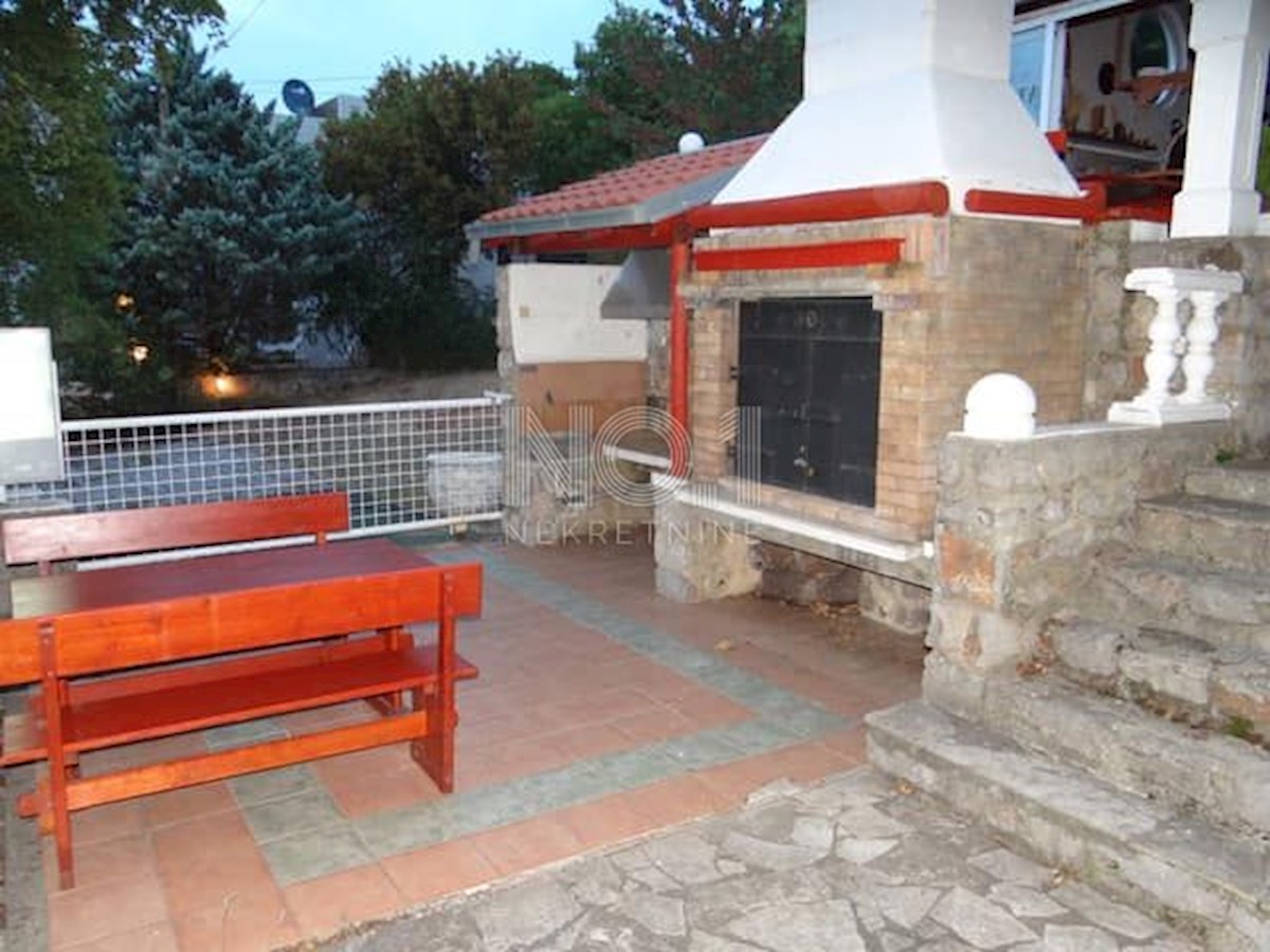 Klenovica - stanovanjsko poslovni objekt 300m od morja