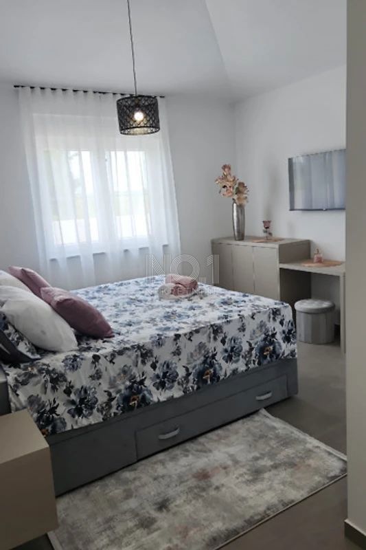 Marčana - prodaja čudovite enonadstropne hiše z bazenom
