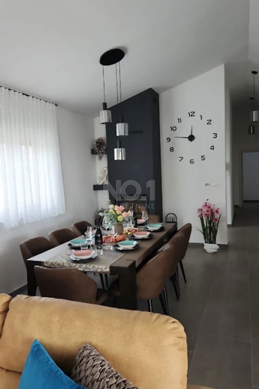 Marčana - prodaja čudovite enonadstropne hiše z bazenom