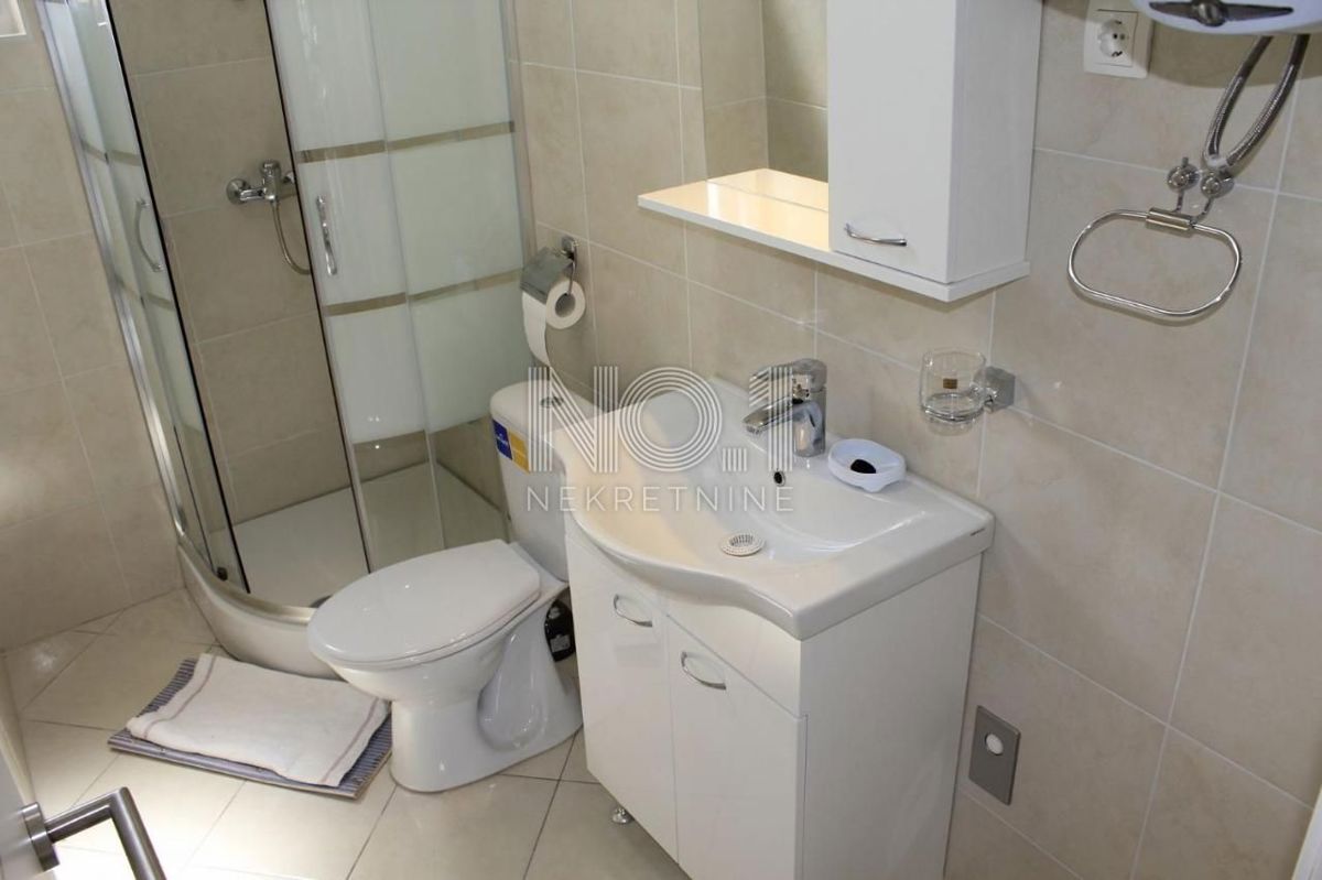 Novalja - prodaja hiše s 4 apartmaji
