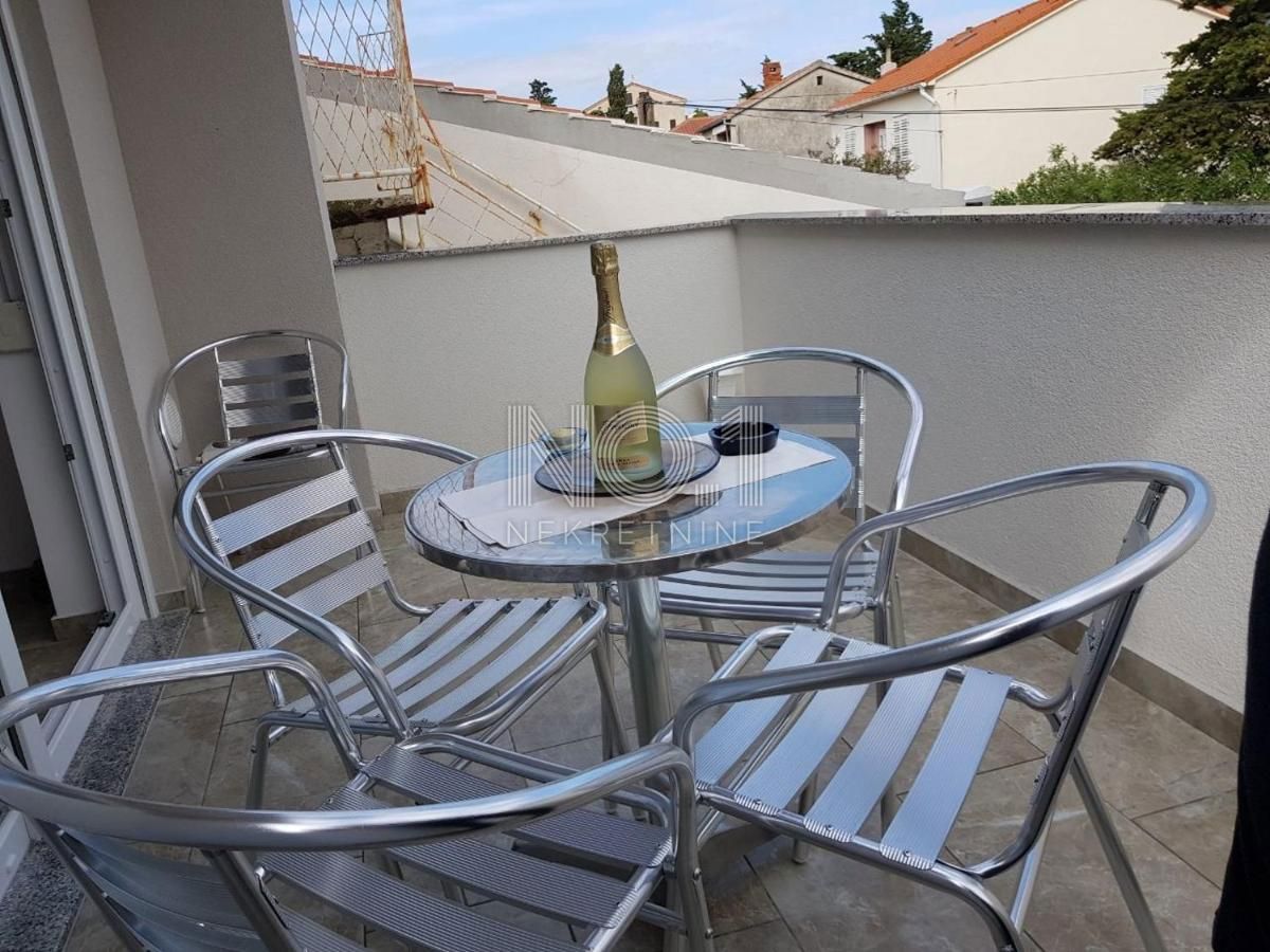 Novalja - prodaja hiše s 4 apartmaji
