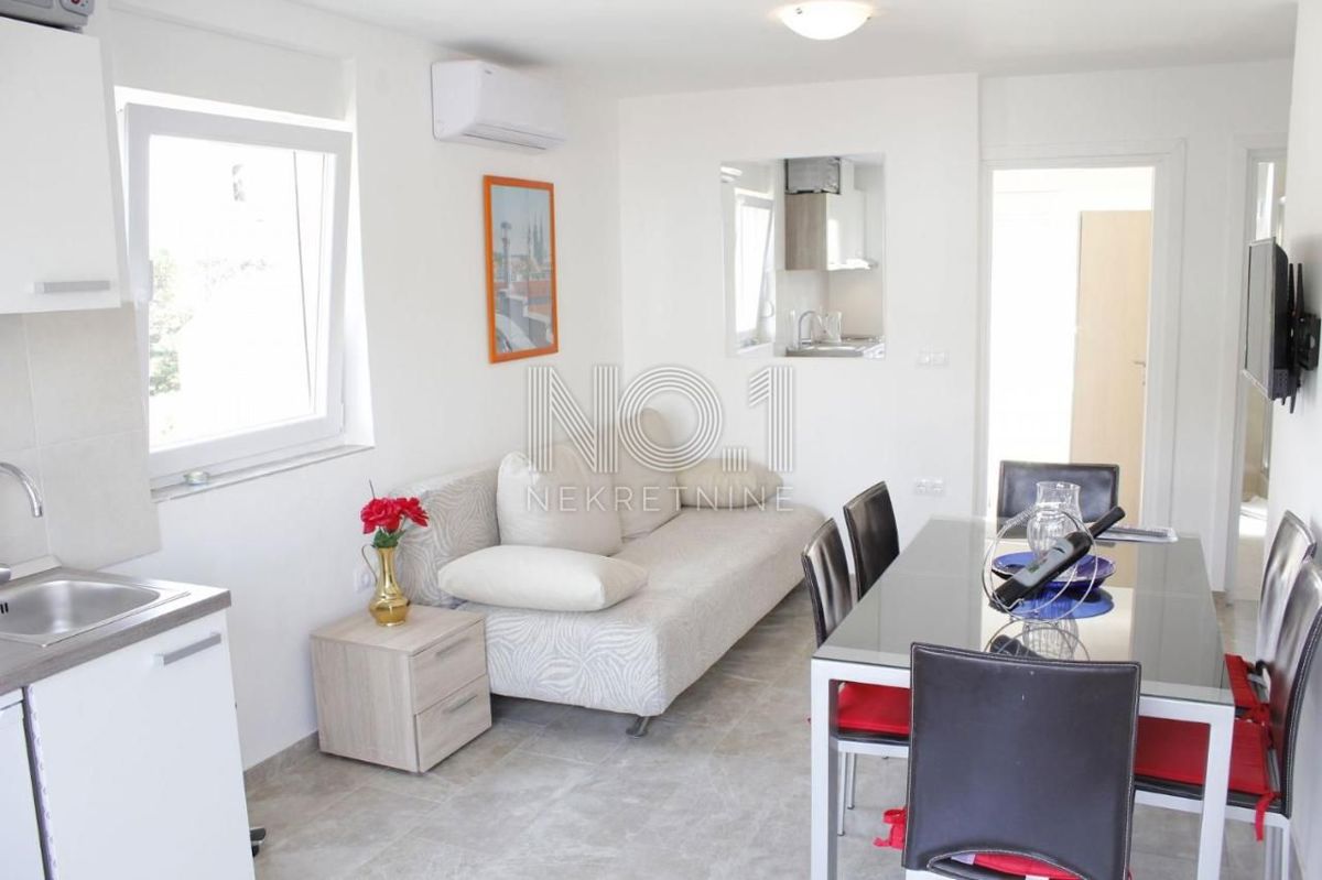 Novalja - prodaja hiše s 4 apartmaji