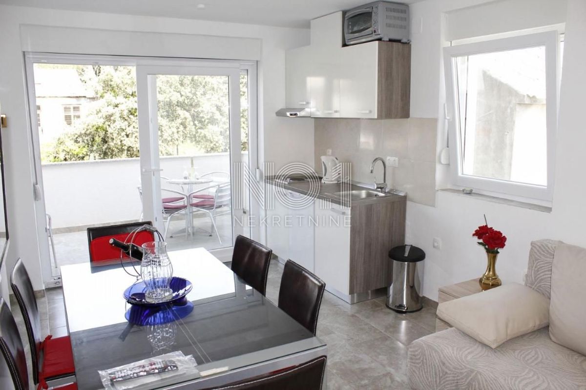 Novalja - prodaja hiše s 4 apartmaji