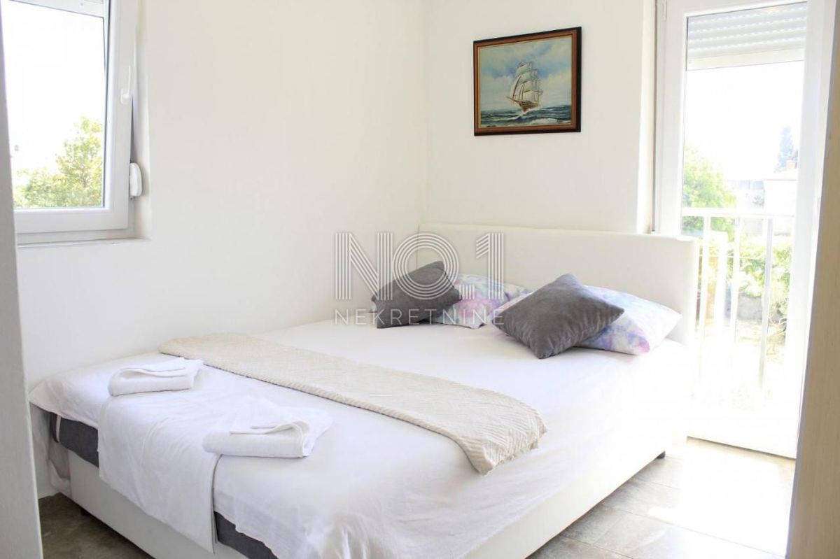 Novalja - prodaja hiše s 4 apartmaji