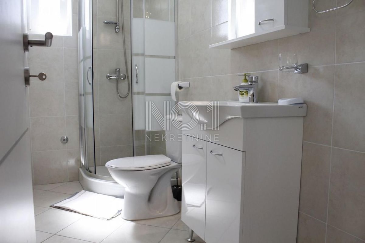 Novalja - prodaja hiše s 4 apartmaji