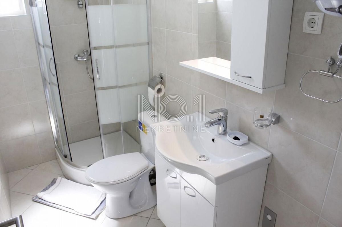 Novalja - prodaja hiše s 4 apartmaji