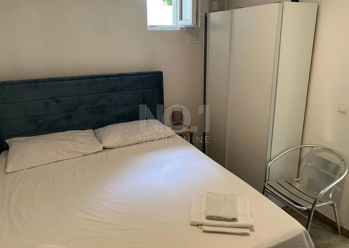 Novalja - prodaja hiše s 4 apartmaji