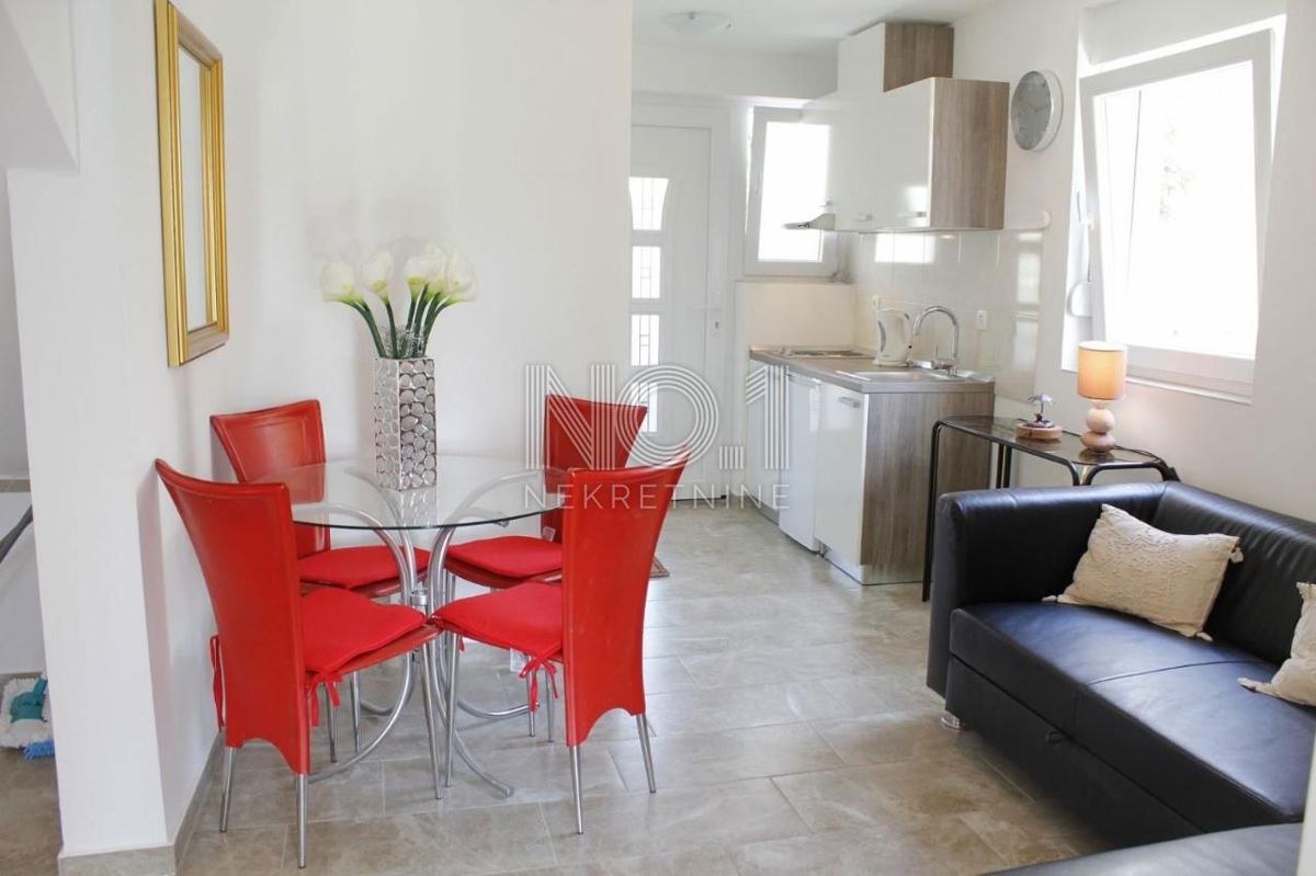 Novalja - prodaja hiše s 4 apartmaji