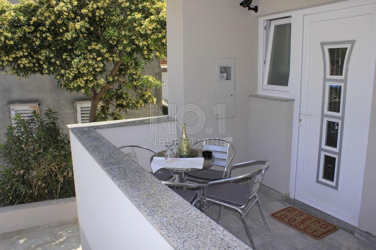 Novalja - prodaja hiše s 4 apartmaji
